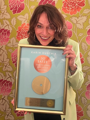 karin_kuschik_1goldene-schallplatte-fuer-50-saetze-paula-gruen